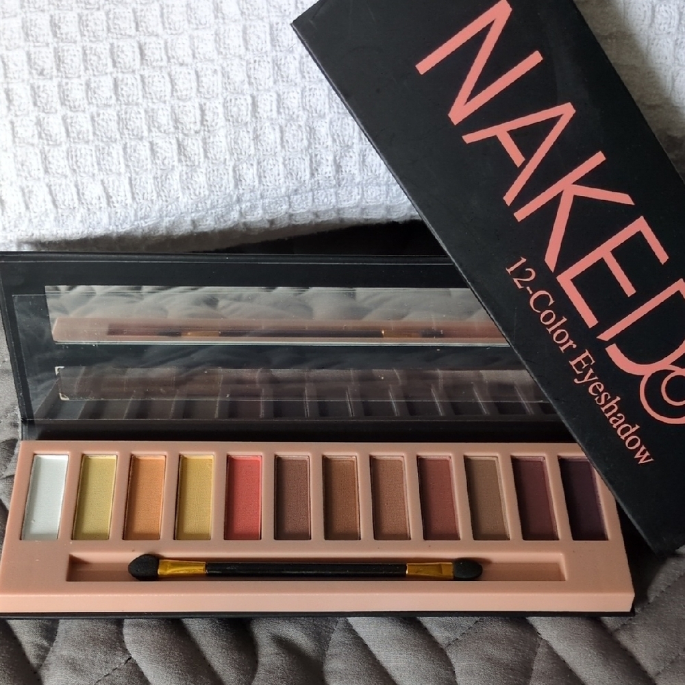 NAK 12-Color Eyeshadow Palette - Vibrant Shades